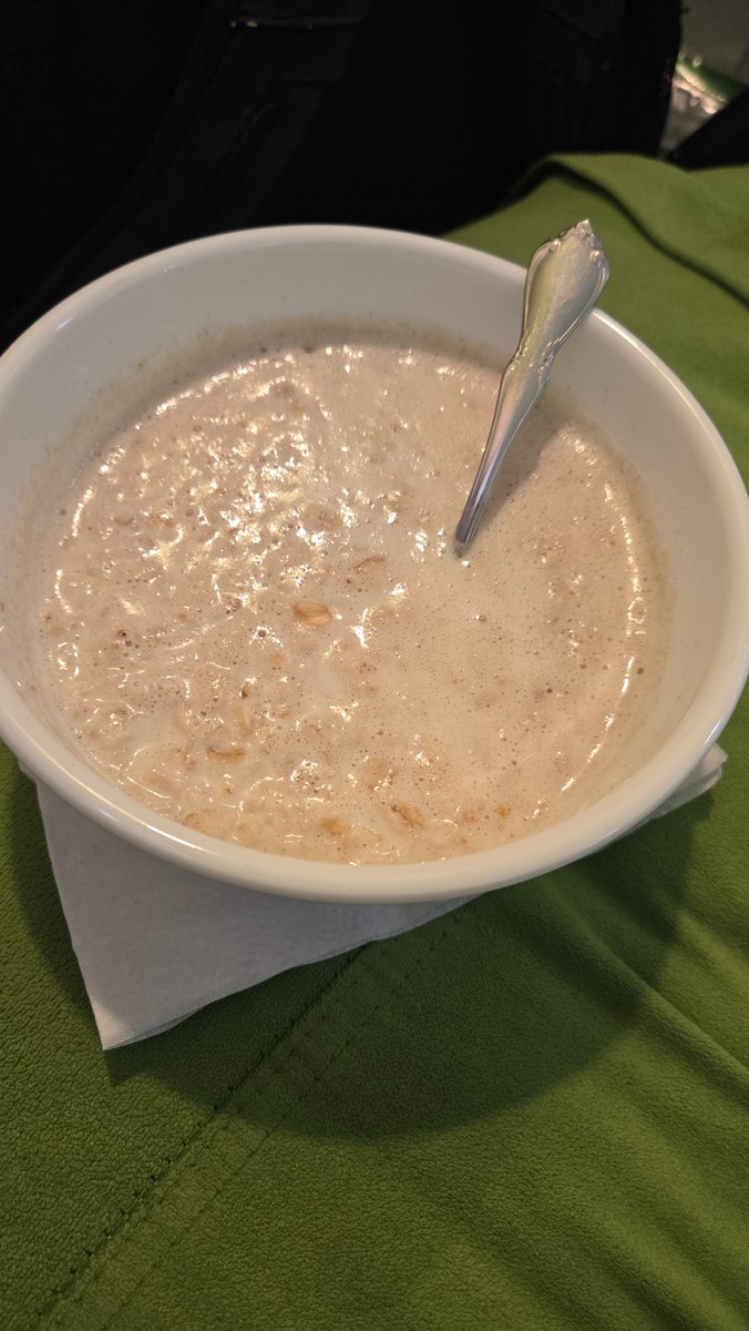 sszzbb_'s tweet image. i made goompy oatmeal 😋 1 cup oats, 7/4 cups goomp