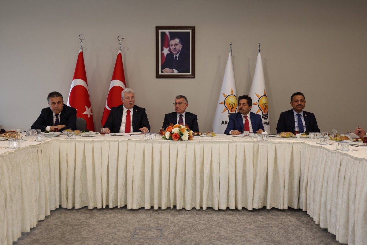 📍 AK Parti Genel Merkez

Genel Merkezimizde TBMM Grup Başkanımız Sayın <a href="/avabdullahguler/">Abdullah Güler</a>, Grup Başkan Vekilimiz Sayın <a href="/akbasogluemin/">Av. M.Emin AKBAŞOĞLU 🇹🇷</a> ve kıymetli milletvekili arkadaşlarımızla bir araya gelerek kapsamlı ve verimli bir istişare toplantısı gerçekleştirdik.

Milletimiz için daha