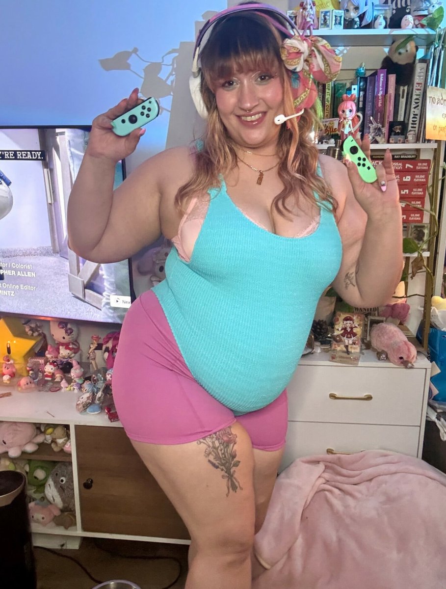 rosethebiggest's tweet photo. fat &amp; 30 never looked so good ... right? 🤓 https://t.co/IMgkvbjWXR