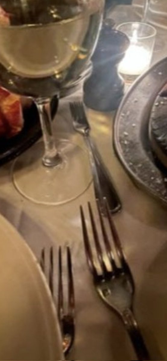 bullishdent's tweet image. 6. 재밌다 사진 볼수록 계속 나오네. 포크가 3개인데, 원근법을 무시함. 저 위치에 포크가 있는것도 이상하고, 멀리있는것 치고 너무 작음.