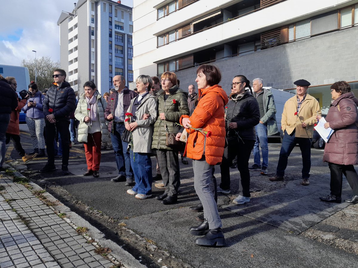MikelZabalzaHE's tweet photo. Abiatu dugu #MikelZabalza40Urte dinamika. Lore eskaintza eta #OroimenarenBusa Intxaurrondoko kuartelaren atarian. https://t.co/IgbxnfxfO2