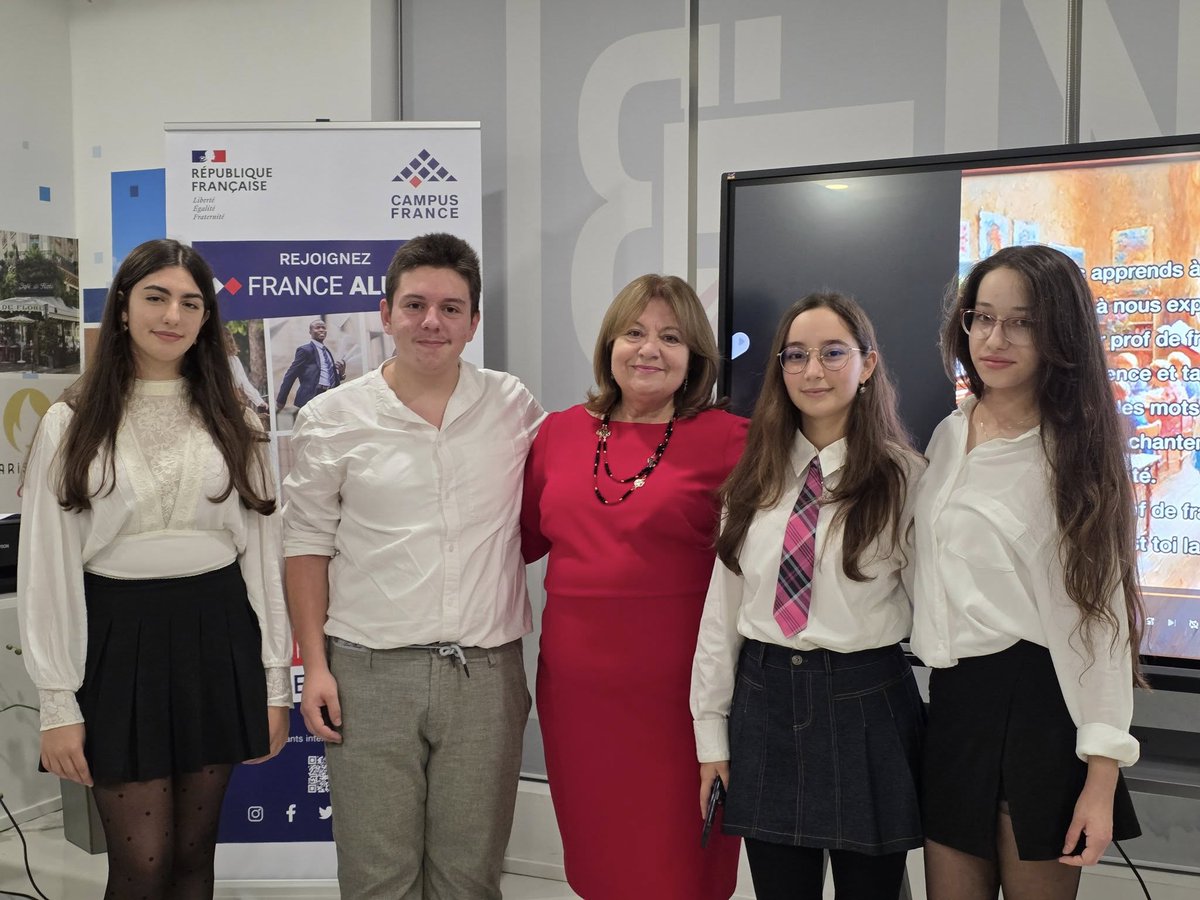 La semaine dernière, nous avons célébré la Journée des Professeurs de Français au <a href="/KubFranceTirana/">KubFranceTirana</a> ! 🎉

🎶 Professeurs, dont certains de <a href="/FranceAlumni/">France Alumni</a>, et élèves ont partagé de magnifiques chansons françaises

Merci à tous les professeurs pour leur passion et leur engagement !