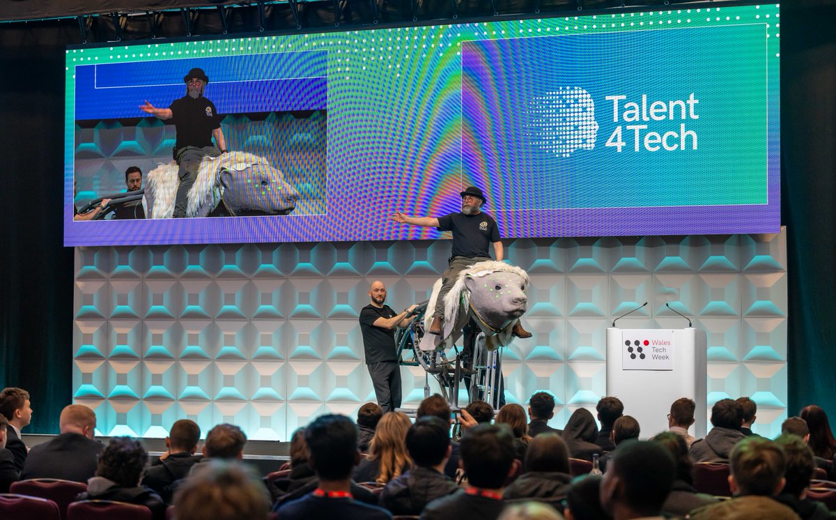 WalesTechWeek's tweet image. 🎓✨#Talent4Tech kicked off in unforgettable style as William Todd-Jones rode onto the stage on Lorek!

We’ve welcomed the tech-curious from across Wales —-students, grads, career-changers and returners - to explore real pathways into tech. @WildConnectLtd