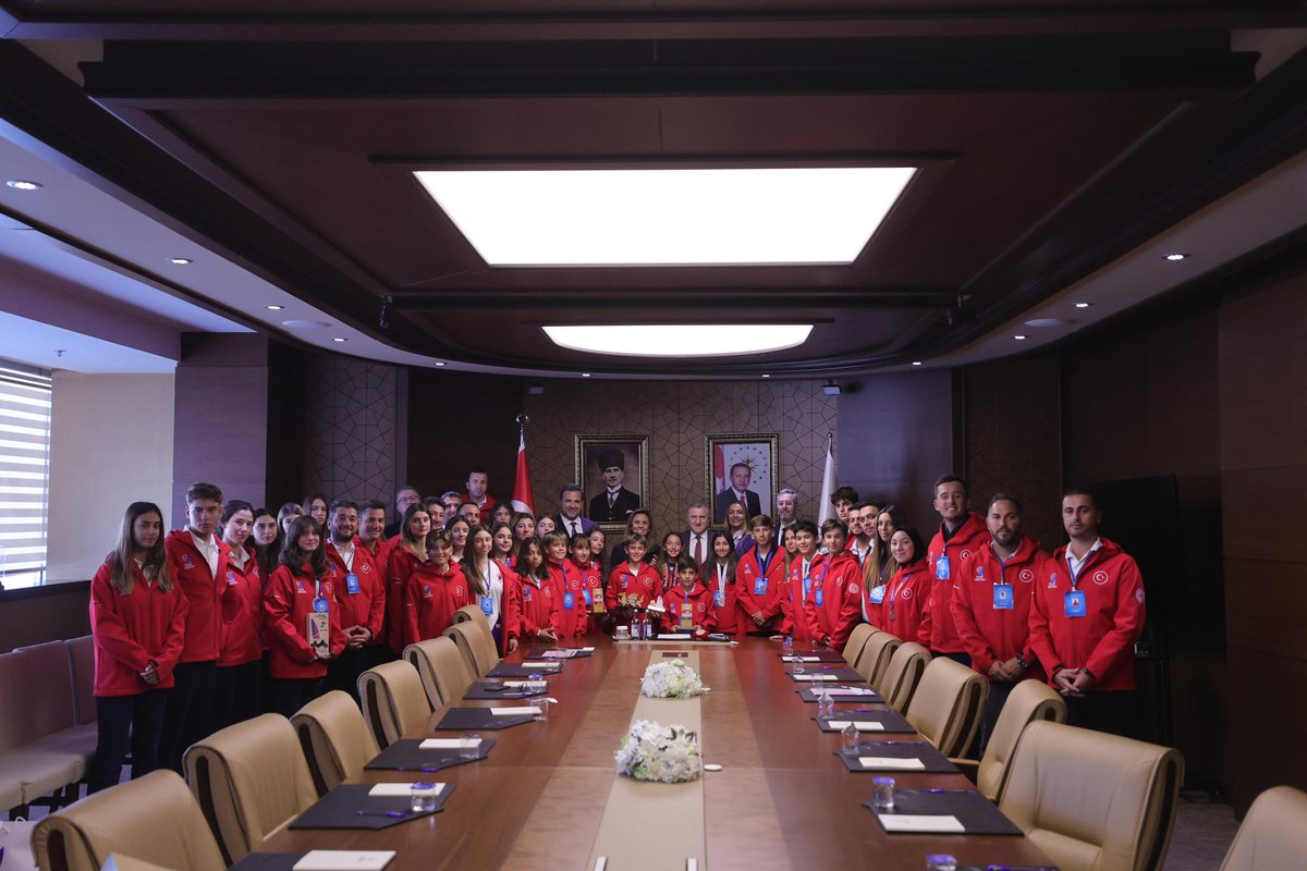 Sporcularımızın yuvası olan Bakanlığımızda genç yelkencilerimizi ağırladık.⛵️

Ülkemizi yelken branşında zirveye taşıyacak genç sporcularımızla yaptığımız sohbet çok keyifliydi.☺️

Sporcularımızın her daim yanındayız, hep destekçisiyiz!❤️🙋🏻‍♂️
