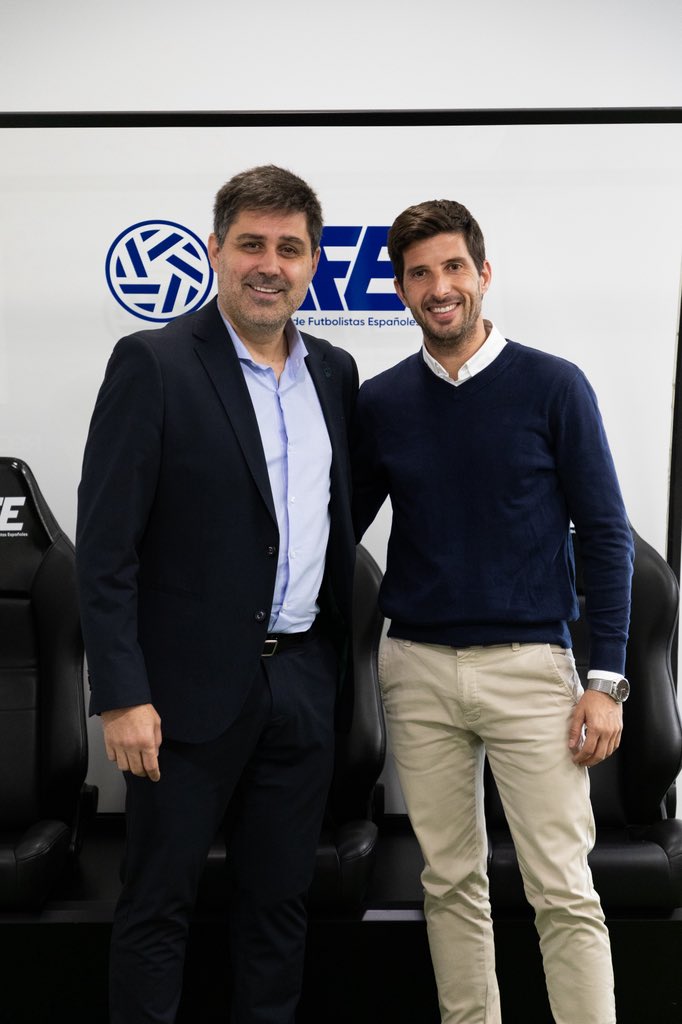 🤝 Encuentro entre David Aganzo, presidente de la Asociación de Futbolistas Españoles (AFE) y David Macías, presidente de la Asociación de Directores Deportivos Españoles (ADDE).

ℹ️ Se plantearon posibles vías de trabajo en común para fortalecer la cooperación bilateral entre