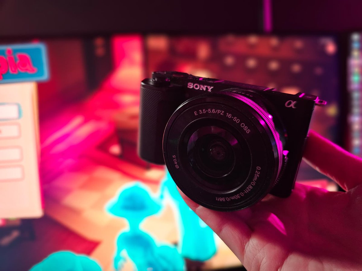 JiloOziris's tweet image. Ma caméra Sony vient de me lâcher (panne avec msg d&apos;erreur) hier soir à la fin du stream et elle n&apos;est plus sous garantie depuis 1 an. Je suis dépitée. J&apos;ai remis ma webcam logitech, c&apos;est sûr ce n&apos;est pas la même chose et j&apos;ai l&apos;air plus jeune!
Ca sera #SonyAlpha vs #logitechg !