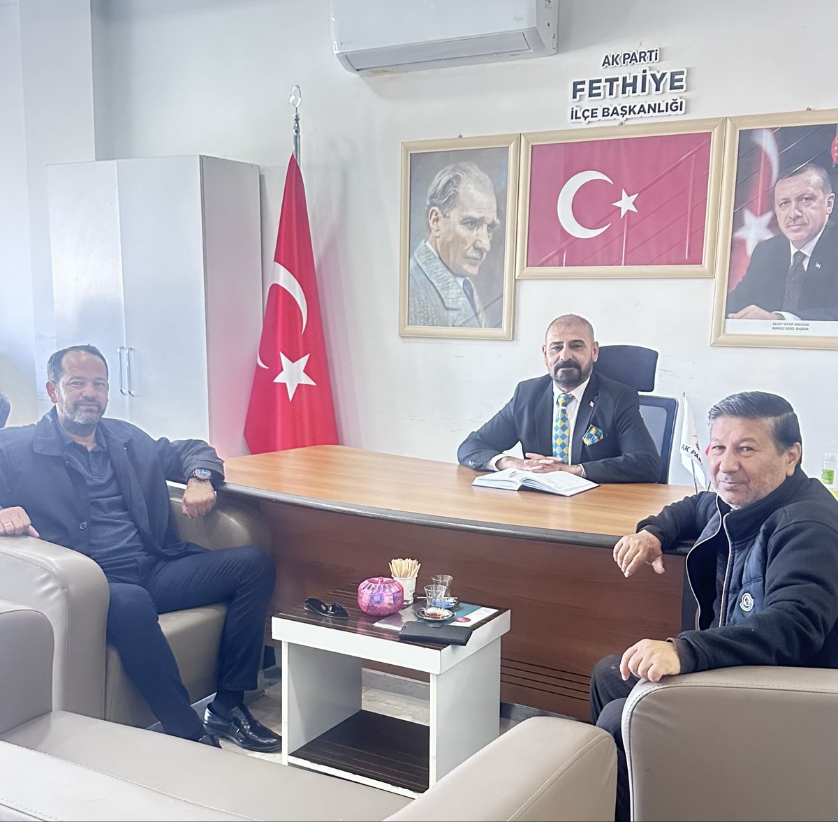 AKPartiFethiyeB's tweet image. AK Parti  Fethiye İlçe Başkanlığımızda  kıymetli hemşehrilerimize hizmet etmek için.

Bugünkü nöbetçi,
yönetim kurulu üyemiz, @Celalgoger 

@RTErdogan 
@Akparti 

#AkFethiye