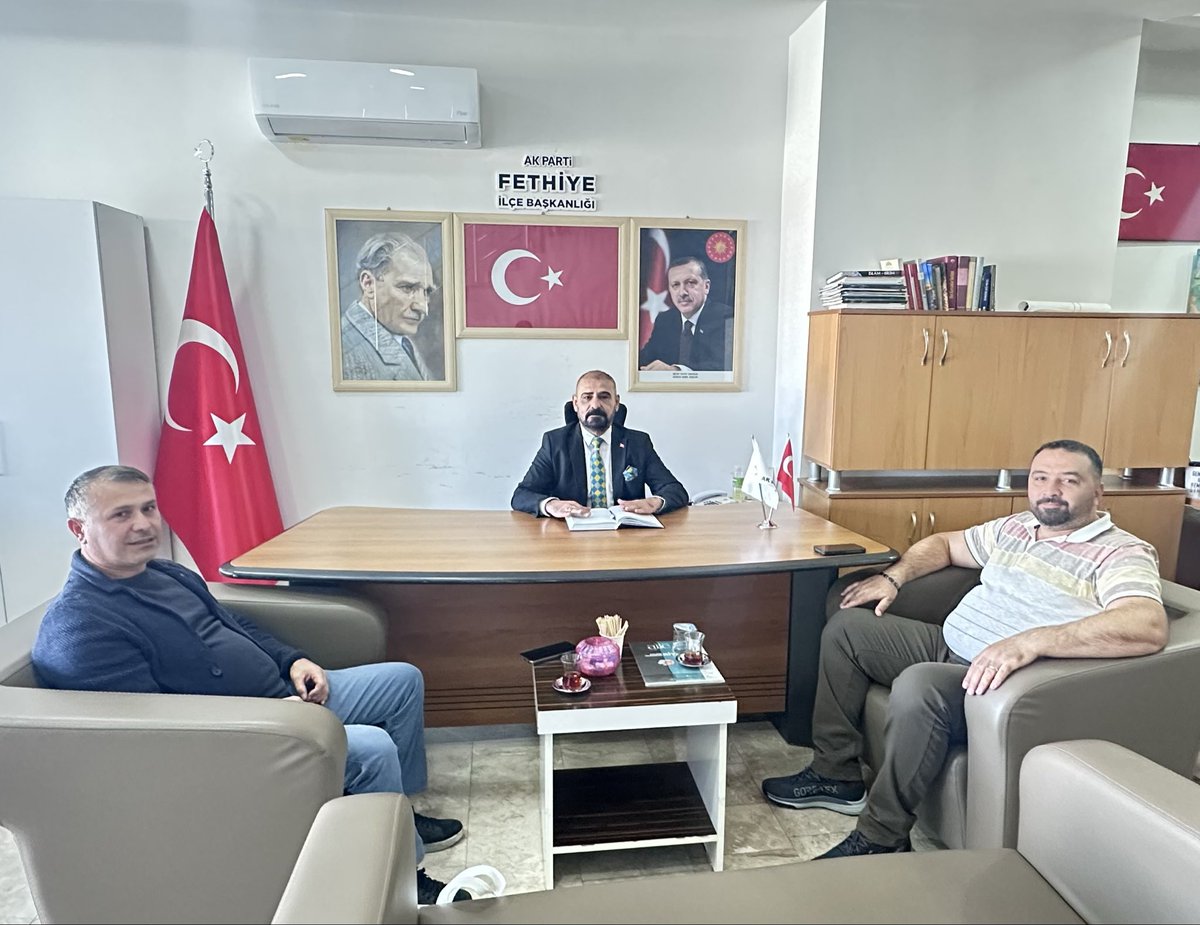 AKPartiFethiyeB's tweet image. AK Parti  Fethiye İlçe Başkanlığımızda  kıymetli hemşehrilerimize hizmet etmek için.

Bugünkü nöbetçi,
yönetim kurulu üyemiz, @Celalgoger 

@RTErdogan 
@Akparti 

#AkFethiye