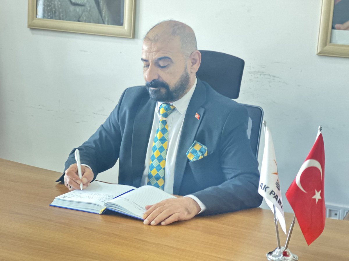 AKPartiFethiyeB's tweet image. AK Parti  Fethiye İlçe Başkanlığımızda  kıymetli hemşehrilerimize hizmet etmek için.

Bugünkü nöbetçi,
yönetim kurulu üyemiz, @Celalgoger 

@RTErdogan 
@Akparti 

#AkFethiye