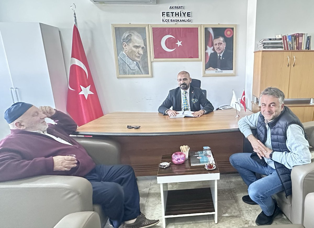 AKPartiFethiyeB's tweet image. AK Parti  Fethiye İlçe Başkanlığımızda  kıymetli hemşehrilerimize hizmet etmek için.

Bugünkü nöbetçi,
yönetim kurulu üyemiz, @Celalgoger 

@RTErdogan 
@Akparti 

#AkFethiye