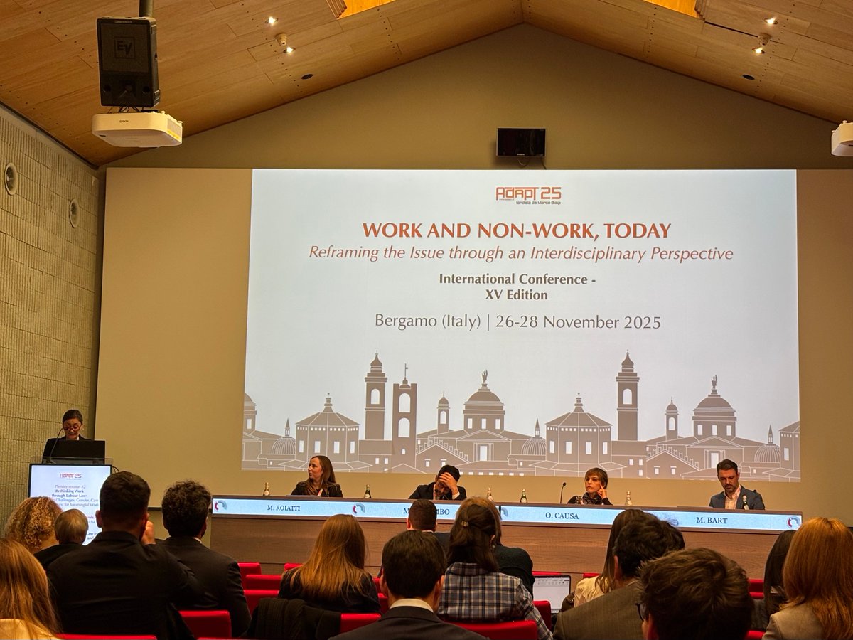 LaviniaSerrani's tweet image. #ADAPTConference2025 se abre con el saludo de @rodriguezluz_, Coordinadora de @CIELOlaboral, quien agradeció a Lourdes Mella Méndez la dedicación con la que ha dirigido la red durante 10 años, y con una mirada al futuro para las oportunidades que la red podrá seguir ofreciendo