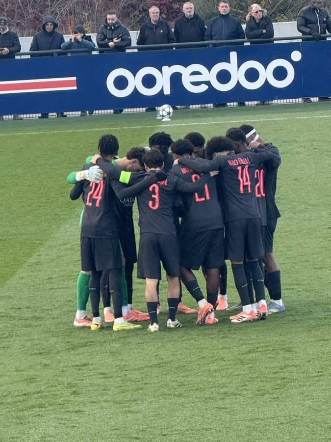 Paristeamfr's tweet image. Le nouveau quatrième maillot est intronisé par nos jeunes face à Tottenham en Youth League #PSG 
📸 @MacSpace__