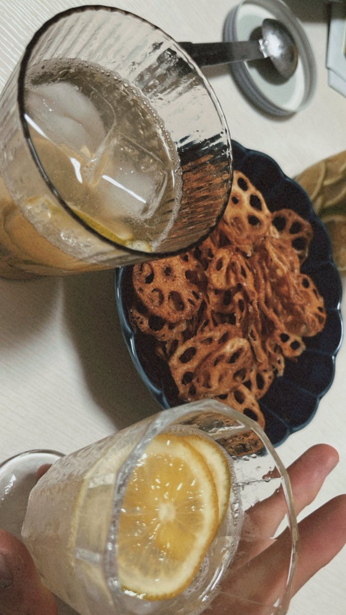 lavcx5's tweet image. おとといのレモンいい感じに浸かりました🍋のでレモンスカッシュに！
家にレンコンあったのでレンコンチップスに！
色々自分で作るの楽しい🧑🏻‍🍳