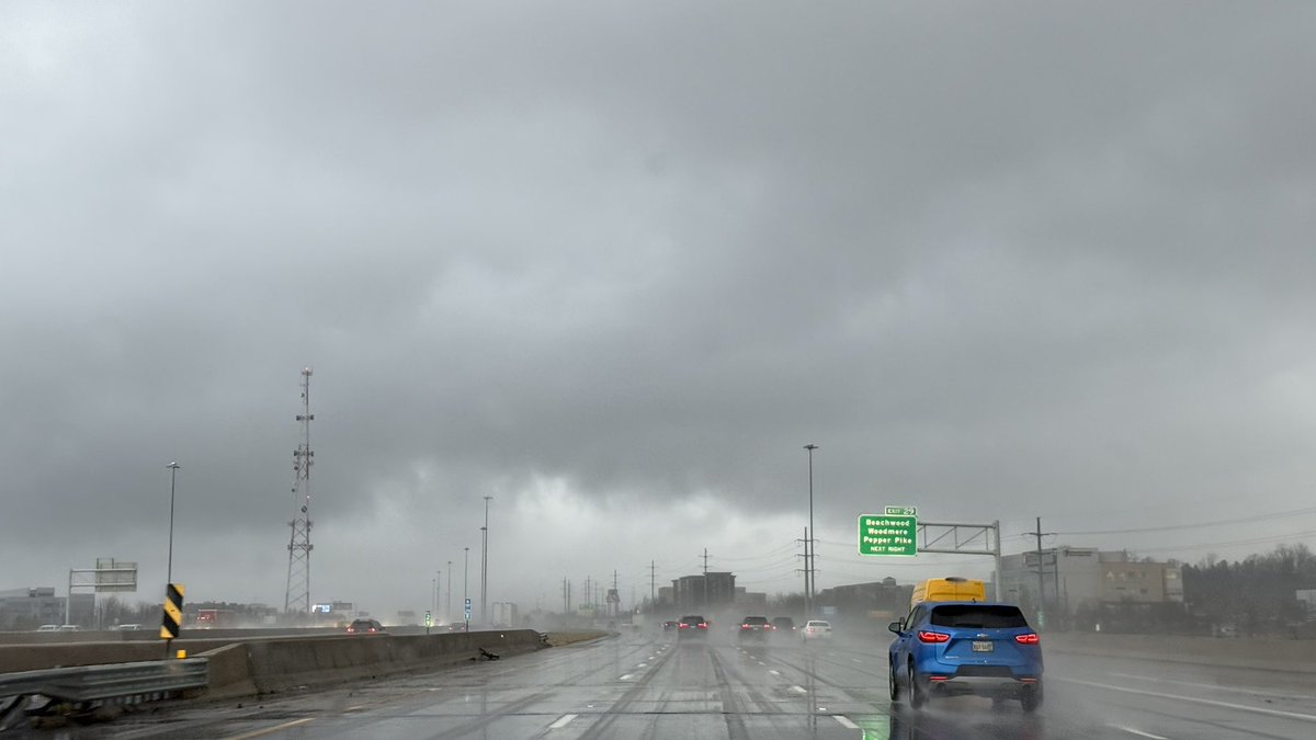 ChasingOhio's tweet photo. Cold front crashing into Cleveland, Ohio 
Expect crashing temps and heavy lake effect snow to begin late tonight! 
#ohwx https://t.co/ynZA2tlBCb