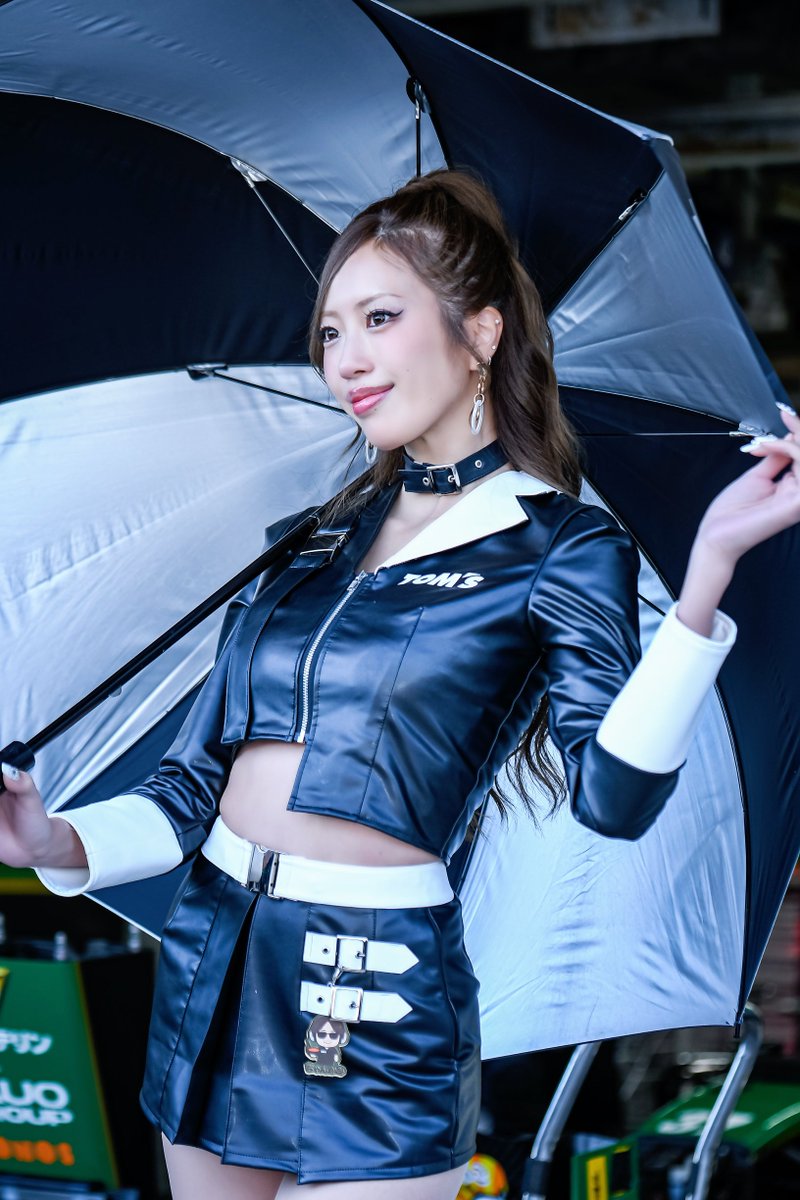 naottie_swcs's tweet image. 11/23 #スーパーフォーミュラ #鈴鹿サーキット
やっぱめちゃくちゃに好きな横顔とか目線無しとか。
絵になりすぎるし、カッケーすぎるし、マジで見惚れるよなぁ…
この日は朝もピットウォークもキモ発言かまして、引かせてマジごめん🙇‍♂️←
#央川かこ さん(@kako_6717)
#TOMS
#TOMSチームアテンダント