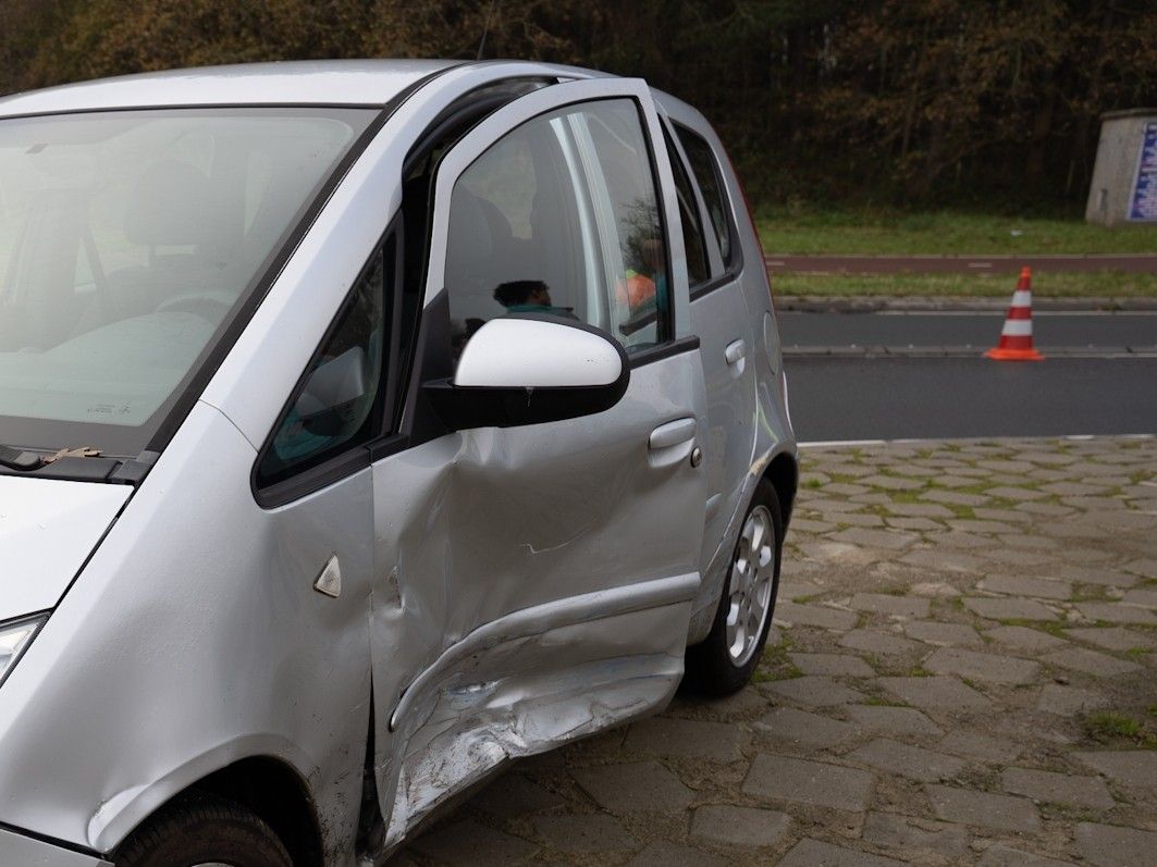 Veel schade na ongeval op rotonde in Noordwijkerhout