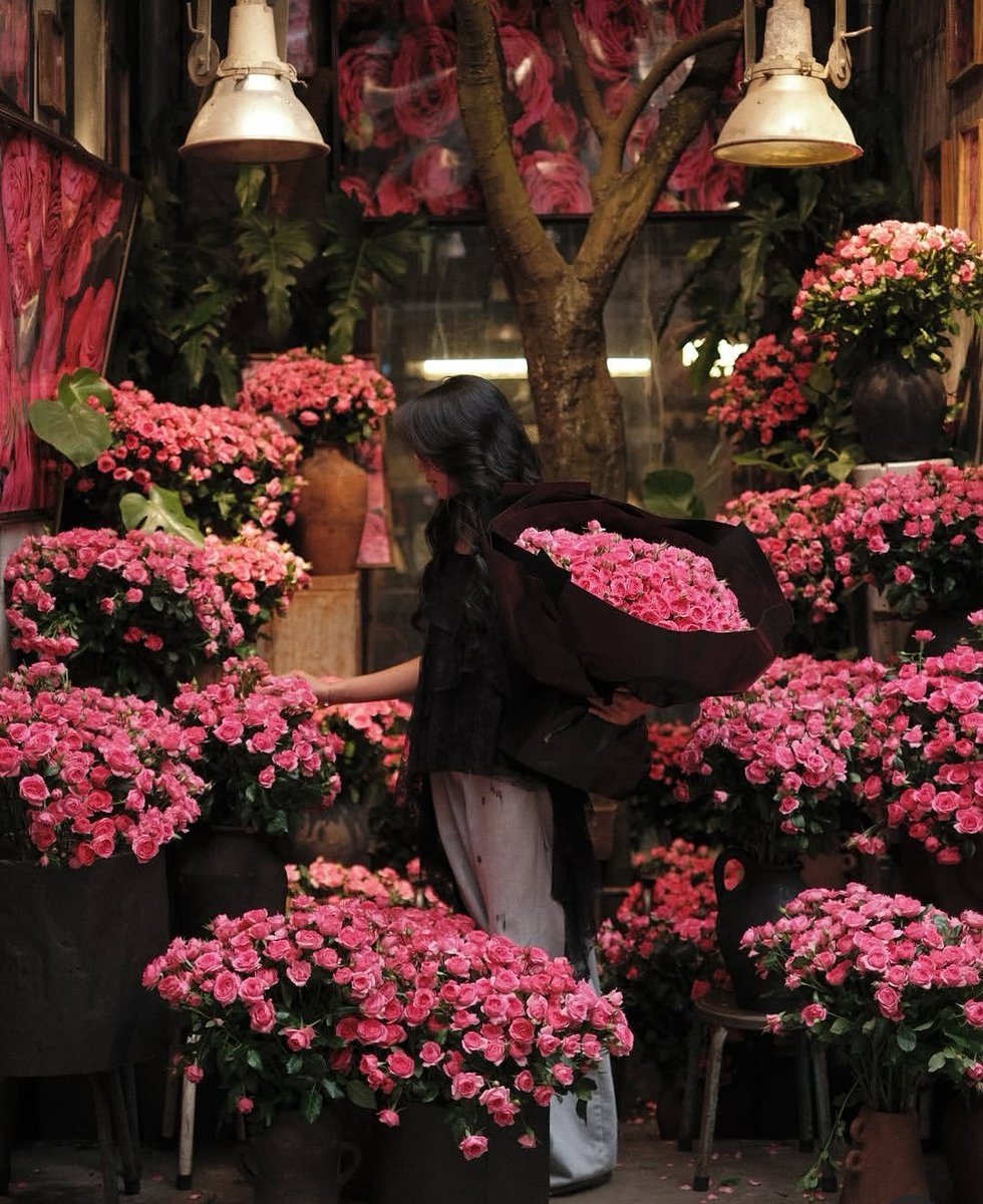 تلك الفتاة التي تبيع الورد ولا تعلم انها اجمل ورده