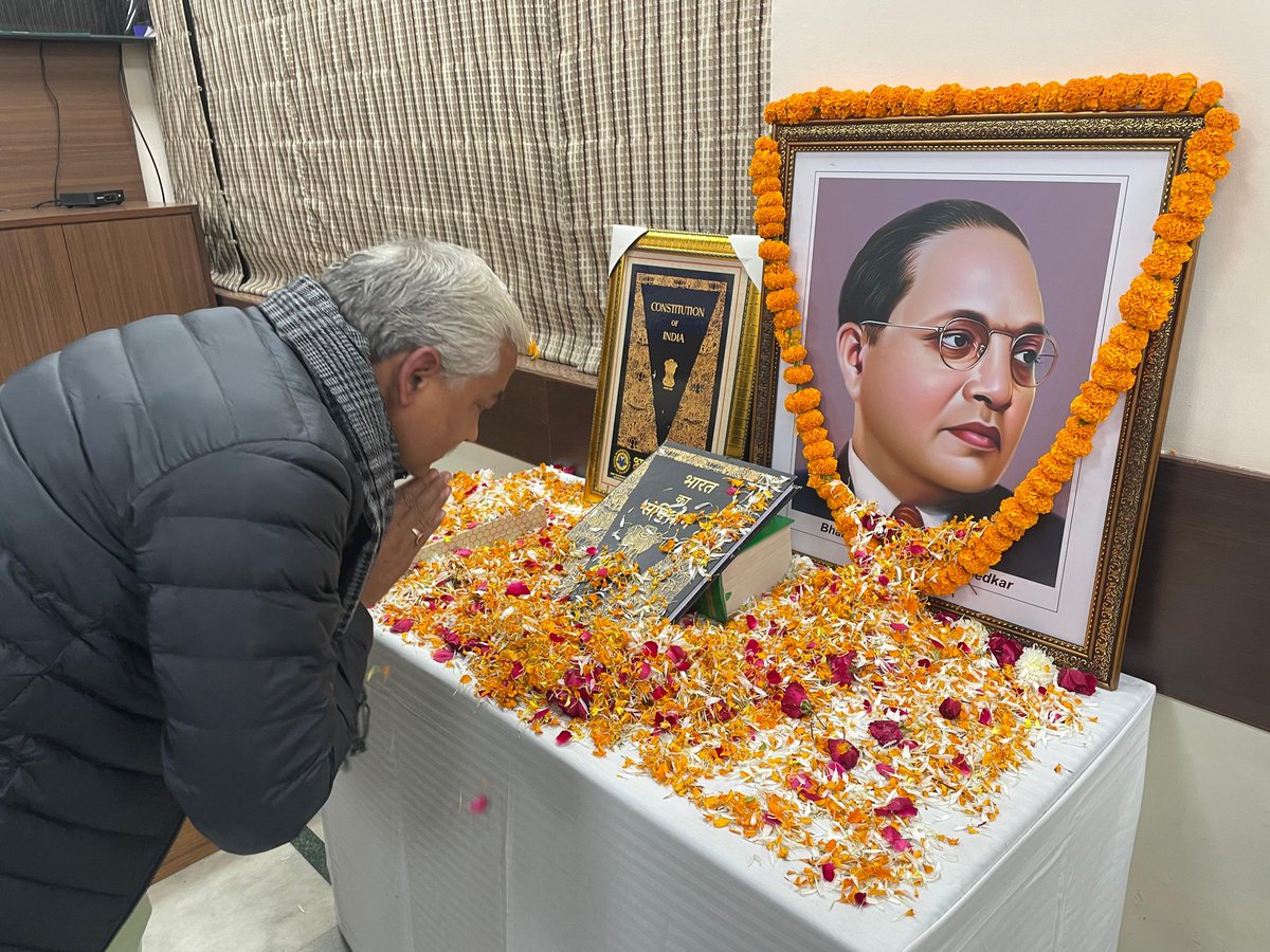 राष्ट्रीय संविधान दिवस के अवसर पर <a href="/BJP4Chandigarh/">BJP Chandigarh</a> मुख्यालय 'कमलम्' में।

आइए हम सब देश की एकता, अखंडता और समरसता को अविभाज्य रखने तथा प्रत्येक नागरिक के अधिकारों व कर्तव्यों के संरक्षण का संकल्प लें।

#संविधान_दिवस 
#ConstitutionDay