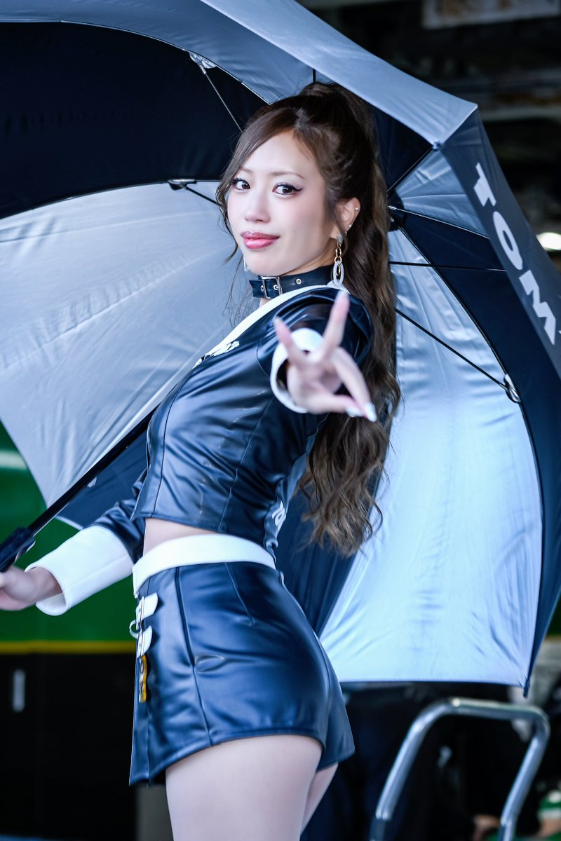 naottie_swcs's tweet image. 11/23 #スーパーフォーミュラ #鈴鹿サーキット
マジで絵になりすぎるかこちゃん。
カッケー雰囲気からのめちゃかわ対応はギャップ良すぎるし、これは好きになりますやんな🤪
いつも優しくしてくれてホントありがとうでした！らぶ🫶
#央川かこ さん(@kako_6717)
#TOMS
#TOMSチームアテンダント