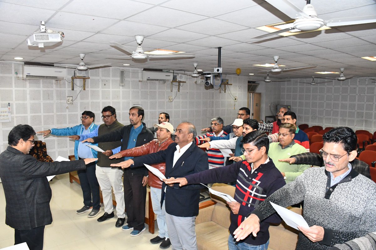 On the occasion of #ConstitutionDay, a reading of the Preamble to the #ConstitutionofIndia was organized at #BanarasHinduUniversity, with members resolving to uphold #constitutionalvalues. At the central office, the ceremony was led by Vice-Chancellor Prof. Ajit Kumar Chaturvedi.