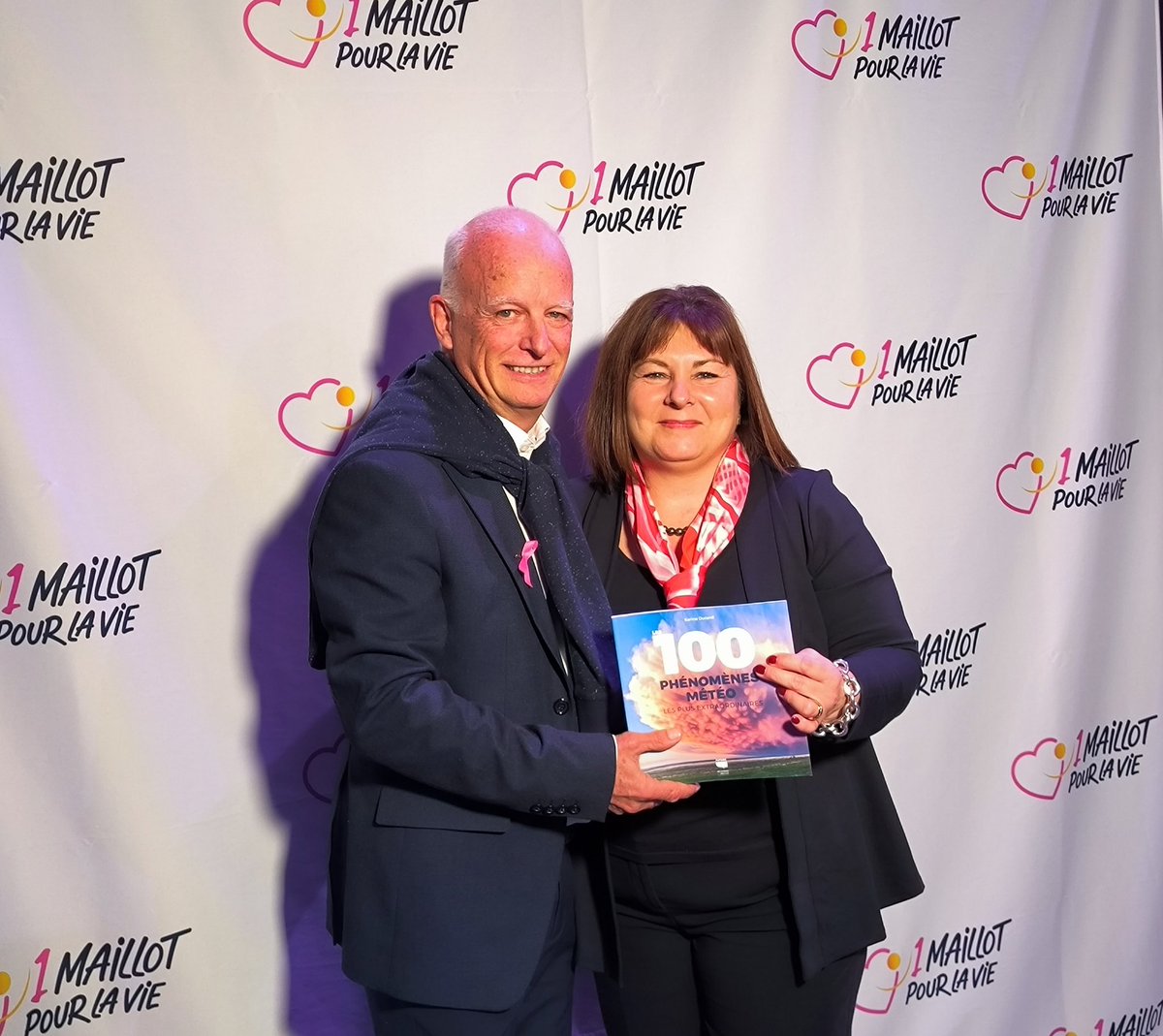 A l'occasion du gala annuel de l'association "Un Maillot pour la Vie" <a href="/Meteo_Pyrenees/">Météo Pyrénées</a> était heureux d'offrir à <a href="/AnneMarty_Alti/">Anne Marty</a>, Présidente des domaines skiables France et DGA <a href="/Altiservice/">❄Altiservice ⛷🏂</a> le tout nouveau livre de <a href="/KarineDurandpro/">Karine Durand</a> "100 phénomènes Météo" <a href="/1MPV/">UnMaillotPourLaVie</a> <a href="/futurasciences/">Futura</a>