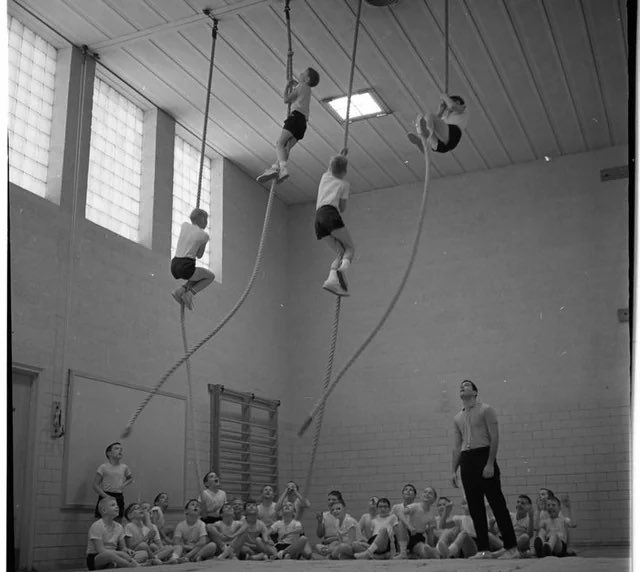 An diesen ehrenlosen Seilen wurde damals entschieden, ob du ein Loser oder ein Macher wirst

Was wurdet ihr?
