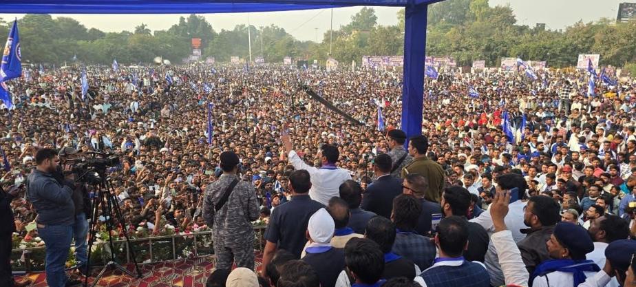 आज <a href="/BhimArmyChief/">Chandra Shekhar Aazad</a> चन्द्रशेखर आजाद ने मुजफ्फरनगर के GIC मैदान पर लाखों लोगों की विशाल जनसभा को संबोधित किया है

क्या आपने एक भी गोदी मीडिया को इसे कवर करते देखा? कवर तो छोड़ो किसी ने एक खबर तक दिखाई हो...... इसके विपरीत जब बीजेपी या उसकी दलाल पार्टियां किसी रैली की घोषणा भी करें