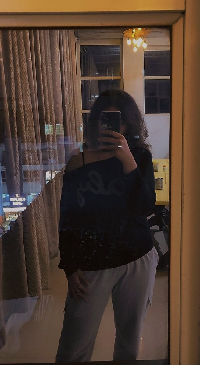 Yasha_yaar's tweet image. Caught my reflection &amp;amp; couldn’t resist 💅🏻👀