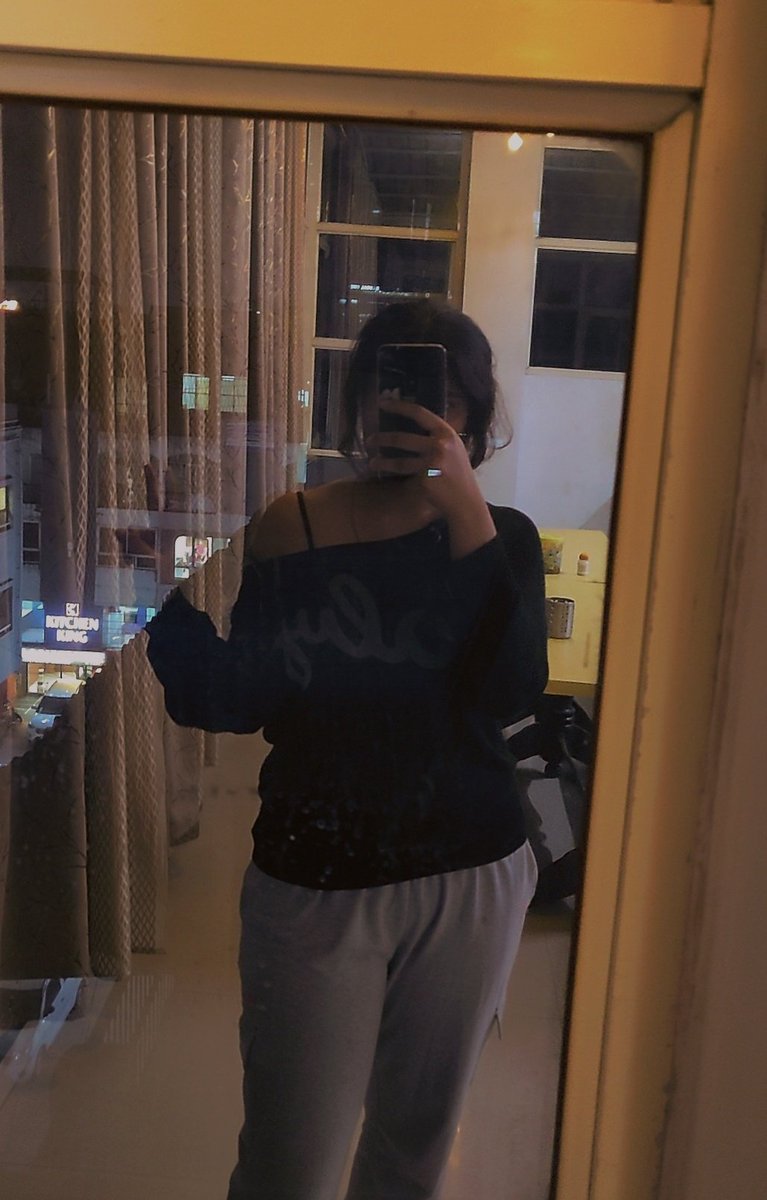 Yasha_yaar's tweet image. Caught my reflection &amp;amp; couldn’t resist 💅🏻👀