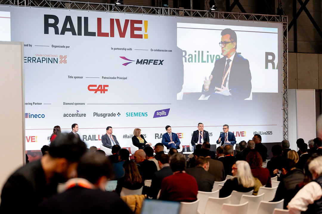 Icomppluselec's tweet image. Primer día en @RailLiveSpain
Venimos a conversar, entender retos y encontrar soluciones reales junto a quienes movéis el sector. Sin guiones, sin artificio: solo trabajo bien hecho y trato directo.
Si estás por @IFEMA, pásate por
📍 Pabellón 10 | Stand G168
#IndustriaFerroviaria