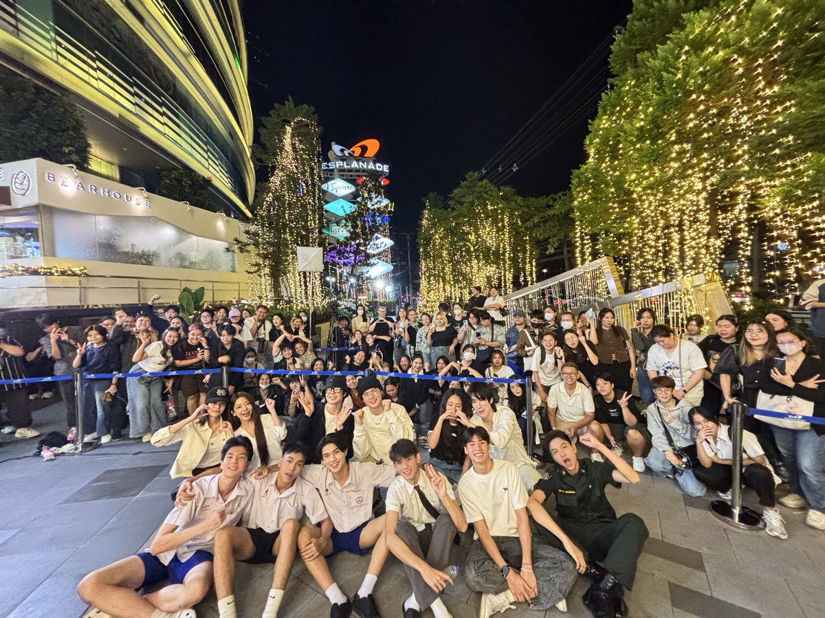 ขอขอบพระคุณ นักแสดงจากไอดอลแฟคทอรี่ ร่วมไลฟ์ส่งกำลังใจให้ผู้ที่ได้รับผลกระทบจากอุทกภัย และเจ้าหน้าที่ 

เราหวังเป็นอย่างยิ่งให้ทุกคนปลอดภัย
และให้สถานการณ์คลี่คลายโดยเร็วที่สุด

ขอบคุณค่ะ

#IDFxESPLANADEช่วยเหลืออุทกภัย  #idolfactoryTH #EsplanadeRatchada #Entertainmentdestination