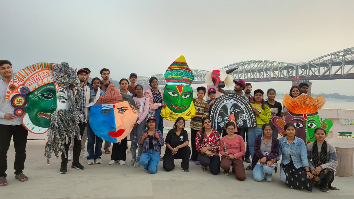 bhu_updates's tweet image. Celebrating #KashiTamil linkages with #visualarts! 

Vibrant Rangoli &amp;amp; Installation Competition at Namo Ghat, Varanasi, as part of the pre-event activities of #KashiTamilSangamam 4.0. The event was jointly organized by @EduMinOfIndia, @iitmadras, #BHU, and @IITBHU_Varanasi.