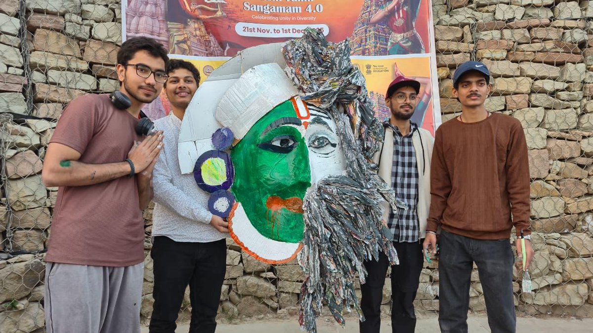 bhu_updates's tweet image. Celebrating #KashiTamil linkages with #visualarts! 

Vibrant Rangoli &amp;amp; Installation Competition at Namo Ghat, Varanasi, as part of the pre-event activities of #KashiTamilSangamam 4.0. The event was jointly organized by @EduMinOfIndia, @iitmadras, #BHU, and @IITBHU_Varanasi.