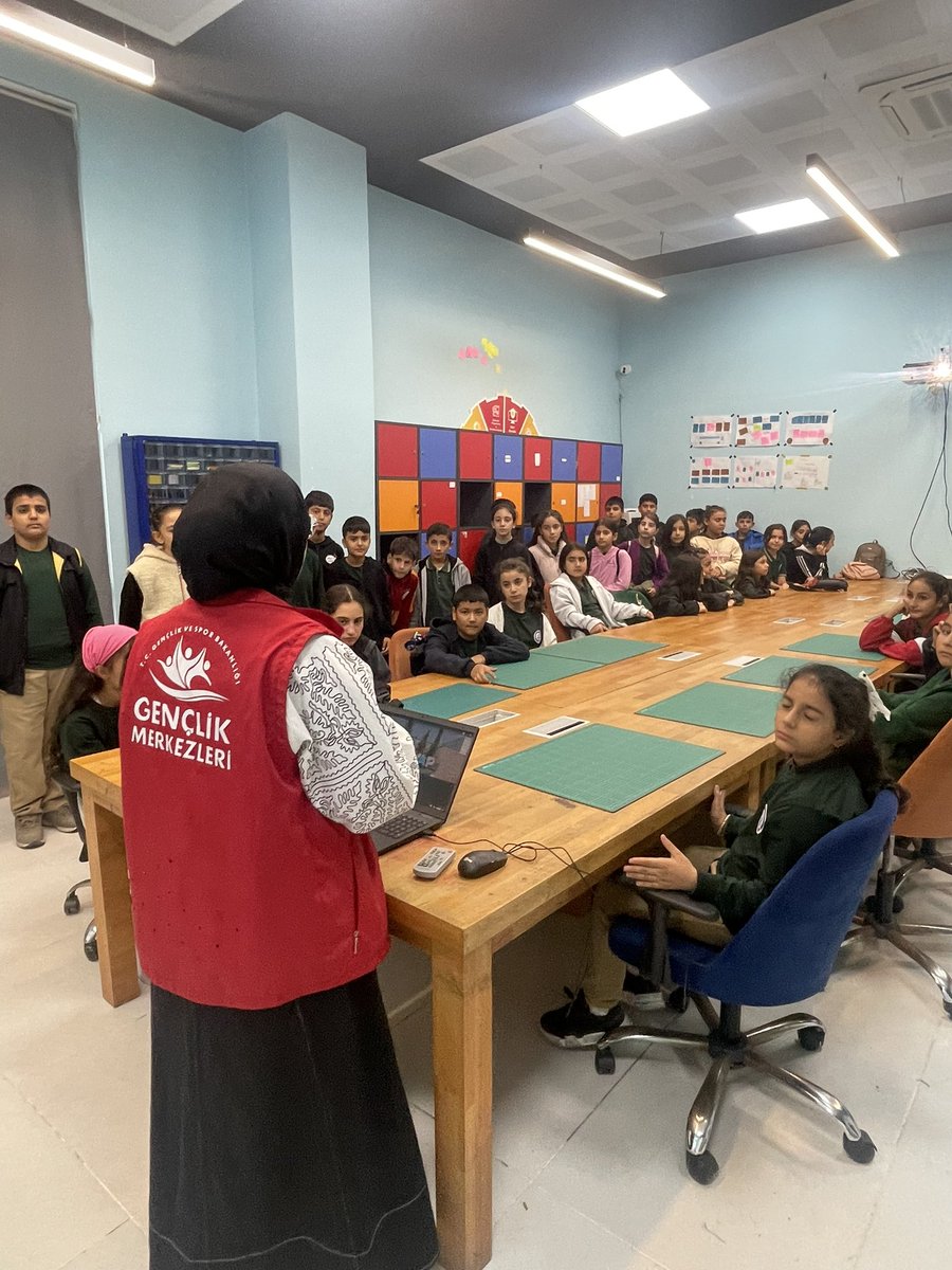 Tarsus Kaymakamlığı, Büyük İlçeler Güven ve Dönüşüm Projesi kapsamında Mehmet Akif Ersoy Ortaokulu öğrencileri gençlik merkezimizi ziyaret etti.
Öğrencilerimiz eğitsel oyunlarla keyifli vakit geçirdi ve Deneyap atölyemiz hakkında bilgi aldı.
#gsbgm #tarsusgm