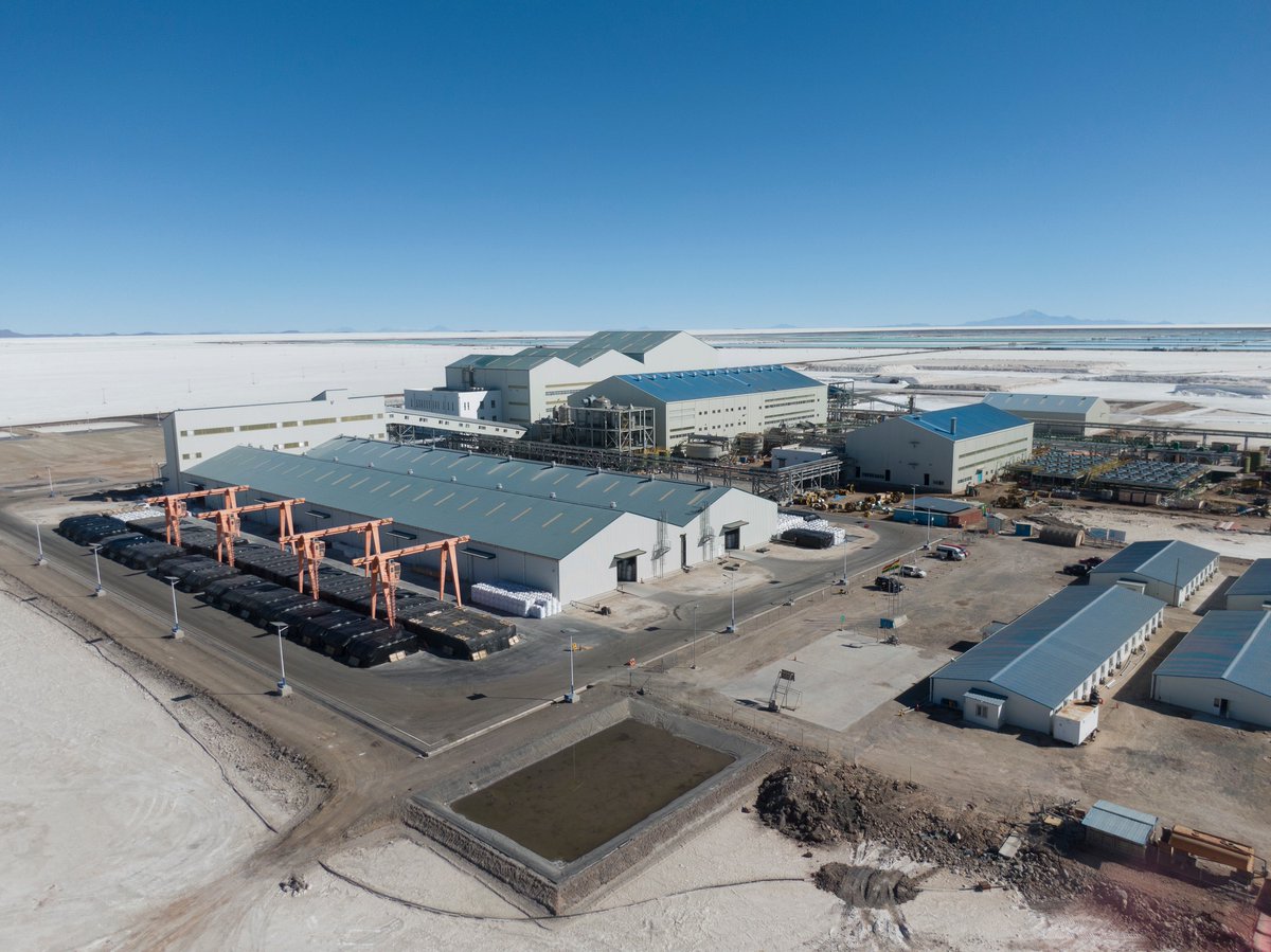 evoespueblo's tweet photo. En Uyuni tenemos un Complejo Industrial que no puede ser desestimado ni desaprovechado. Es una obra estratégica del pueblo boliviano.

Con la capacidad instalada, tanto en las piscinas de evaporación como en la Planta de Cloruro de Potasio, podemos producir cada año 350.000 toneladas, con un mercado plenamente garantizado en Brasil, que hoy demanda más de 16 millones de toneladas anuales.

Si logramos operar al 90% de nuestra capacidad, Bolivia puede generar más de $us 100 millones por año. Ese es el camino: industrializar con soberanía, fortalecer la economía y cuidar el futuro de nuestra Patria.
