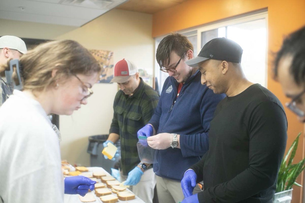 Appreciative of our <a href="/MCW_VIR/">MCW VIR</a> residents, faculty, staff, and families who raised funds &amp; spent their Saturday making 🥪1,000 sandwiches🥪for the Guest House shelter. Always a joy to come together outside of work in support of our local community 💞
#GiveBack #BeTheChange #MCW