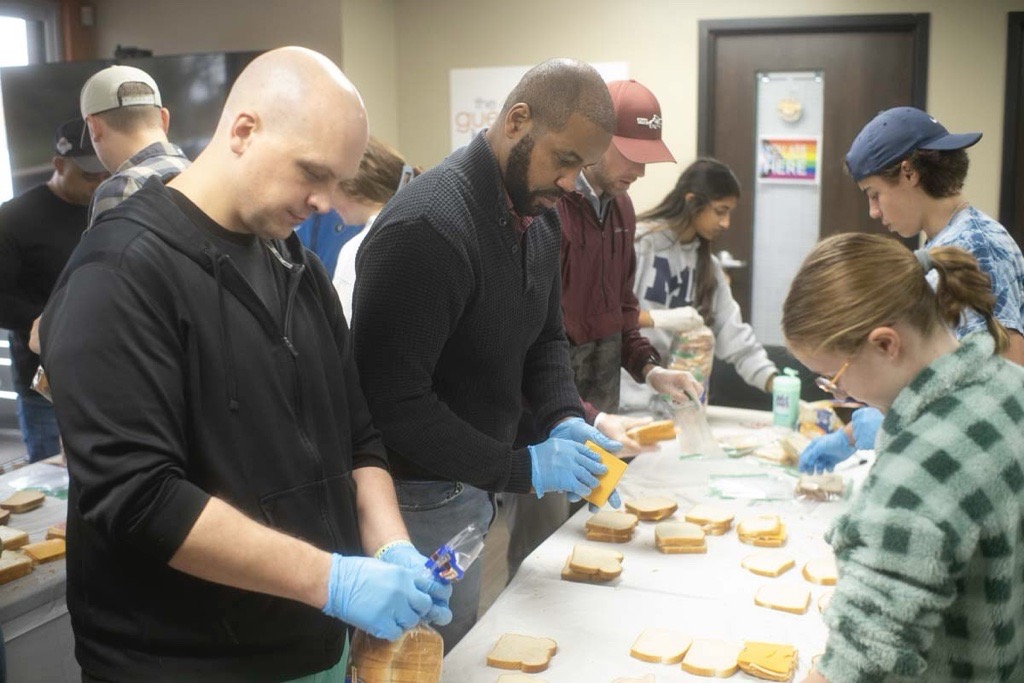 MCW_VIR's tweet photo. Appreciative of our @MCW_VIR residents, faculty, staff, and families who raised funds &amp; spent their Saturday making 🥪1,000 sandwiches🥪for the Guest House shelter. Always a joy to come together outside of work in support of our local community 💞
#GiveBack #BeTheChange #MCW https://t.co/GezjNV2yVu