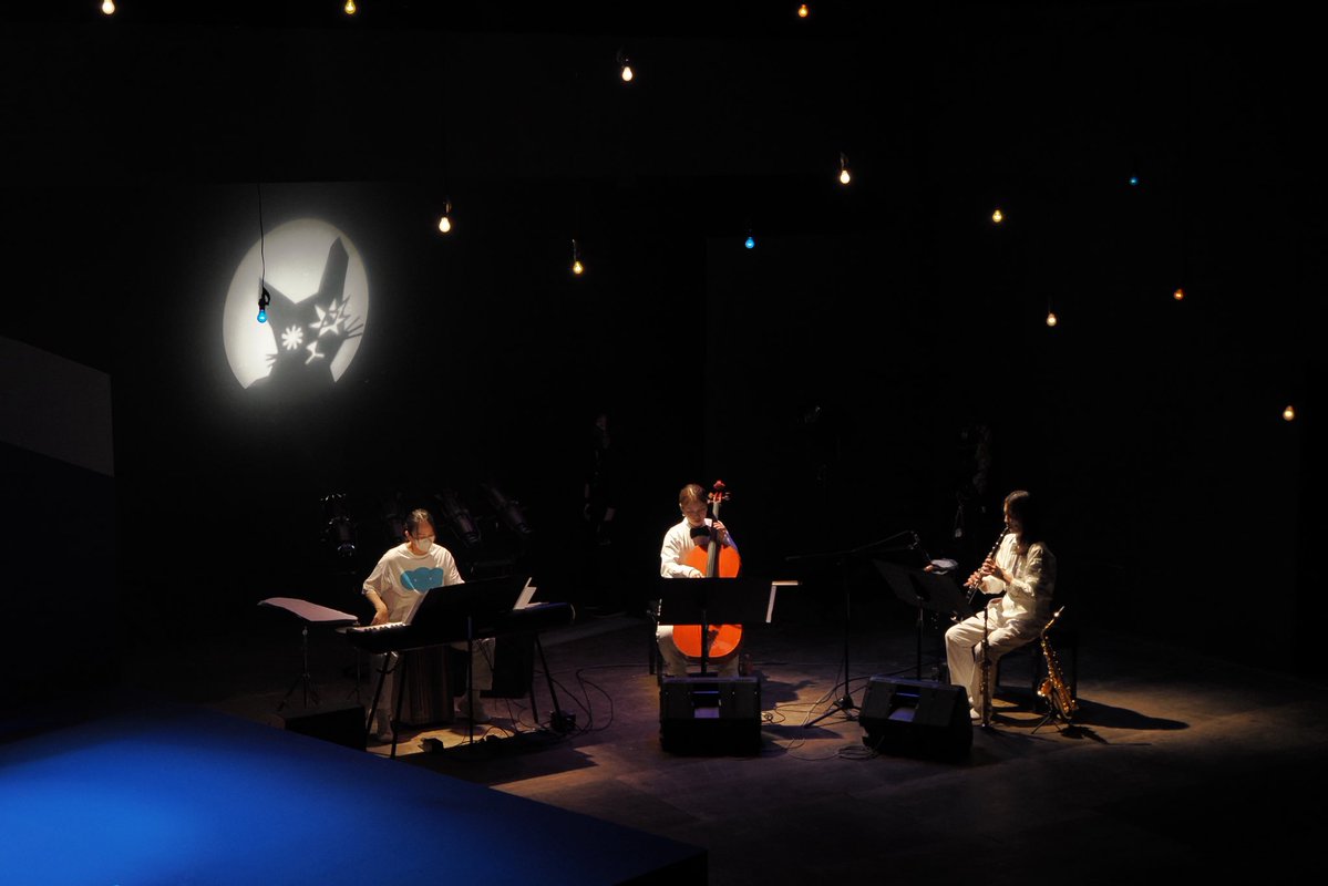 trmkkt's tweet image. 劇場に潜入、場当たりを見学し撮影してきた。胸がいっぱいである。あまりに素敵で、劇場全体に魔法がかかっていた。脚本は素敵で音楽も素晴らしい。演者も演奏者も皆さん朗らかでエネルギーに満ちている。演出は誠実。ひたすら誠実。工夫し続ける誠実さが魔法を生み出していた。#PANCETTA #Gouche2025