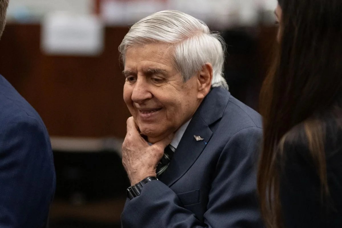BlogdoNoblat's tweet photo. Preso na trama golpista, general Heleno informa ao Exército que tem Alzheimer desde 2018. Militar foi preso na terça-feira no Comando Militar do Planalto para começar a cumprir pena de 21 anos de prisão https://t.co/l7rowMZahP