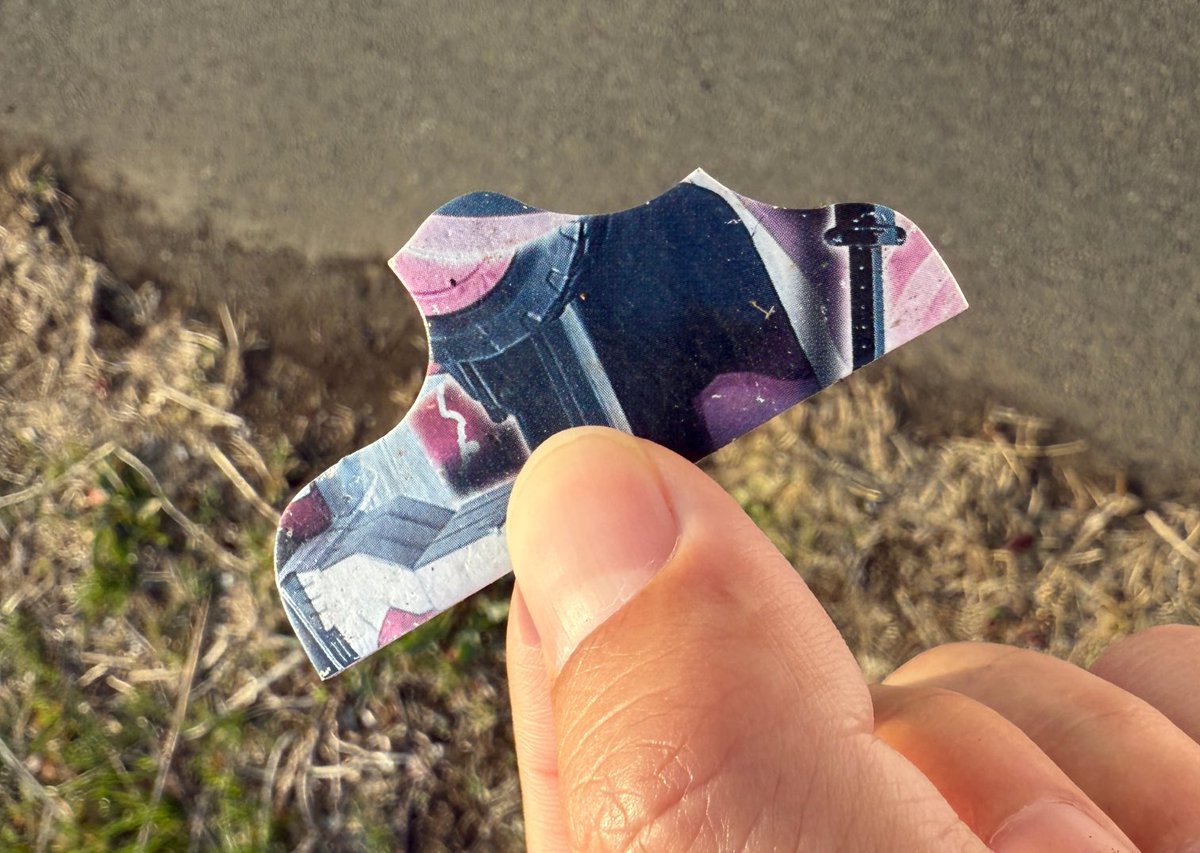 YuuuO's tweet image. 河川敷に落ちてたジグソーパズルのピース。ZINEに載せて何のパズルかを推測してたんだけど、皐月彩さんに「パトレンジャーではないか」と言われ、画像を重ねてみたら一致してたまげた。
これだけで当てられるのすごすぎ