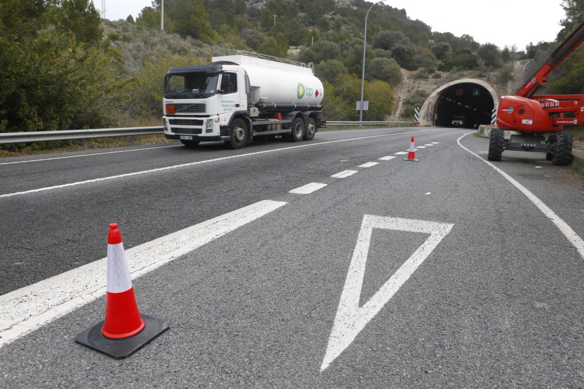 ATENCIÓ‼️🚧Aquest dijous 27 es tanca per tasques de manteniment el Túnel de Son Vic a Peguera de 22.00h a  6.00h. El trànsit es desviarà per dins del nucli urbà🚙

❌També es fa tall del carril dret del túnel de Génova sentit Andratx de 22.00 a 6.00h

➡️conselldemallorca.es/sit/incidencie…