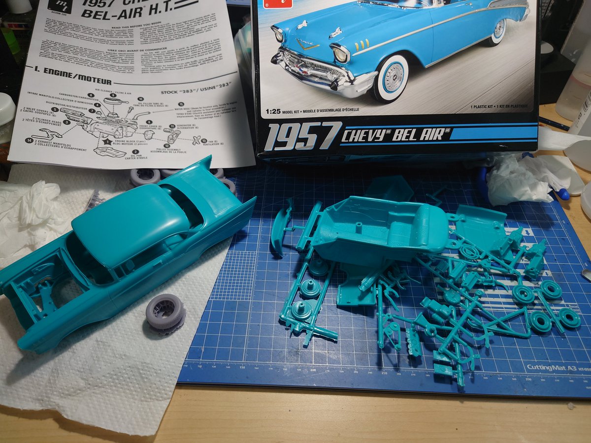 THeppokorin's tweet image. #amt 1/25 Bel Air
子供の頃初めて買ったアメ車のプラモがベル・エア。国産の4〜5倍高く箱の中も見れなかったので、ドキドキしながら買った記憶が蘇る。難しくて結局未完成で処分。簡単仕上げでとにかく完成目指して再挑戦。この成型色はラッカー系にじむんでしたっけ？
#アメリカンカープラモ
