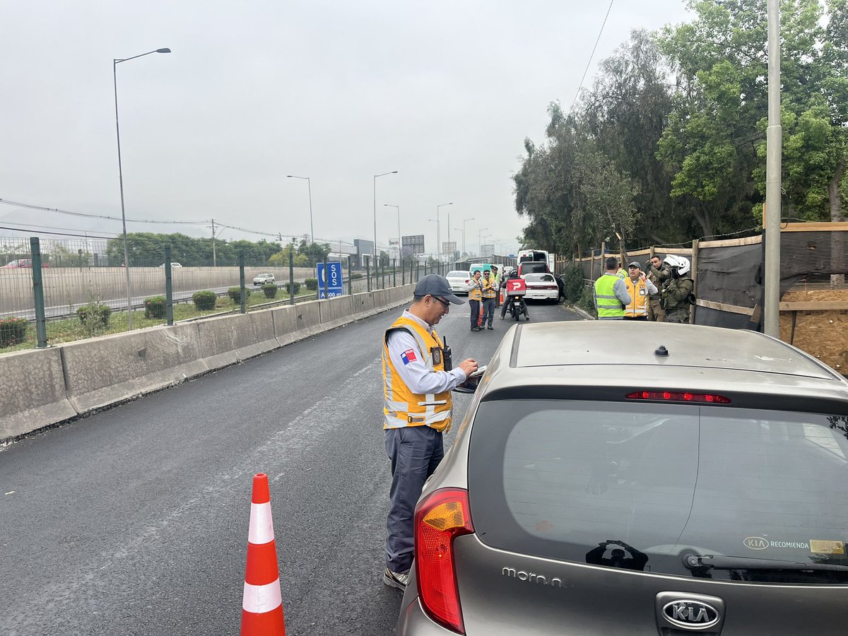 Junto al Ministro <a href="/MTTChile/">Ministerio de Transportes y Telecomunicaciones</a> Juan Carlos Muñoz,Jefe de <a href="/Fisca_MTT/">Division de Fiscalización de Transportes</a> Óscar Carrasco y <a href="/Carabdechile/">Carabineros de Chile</a> realizan un balance sobre los 3 años del Plan #CallesProtegidas en un operativo de fiscalización vehicular en  Región Metropolitana. Porque #FiscalizarEsProteger