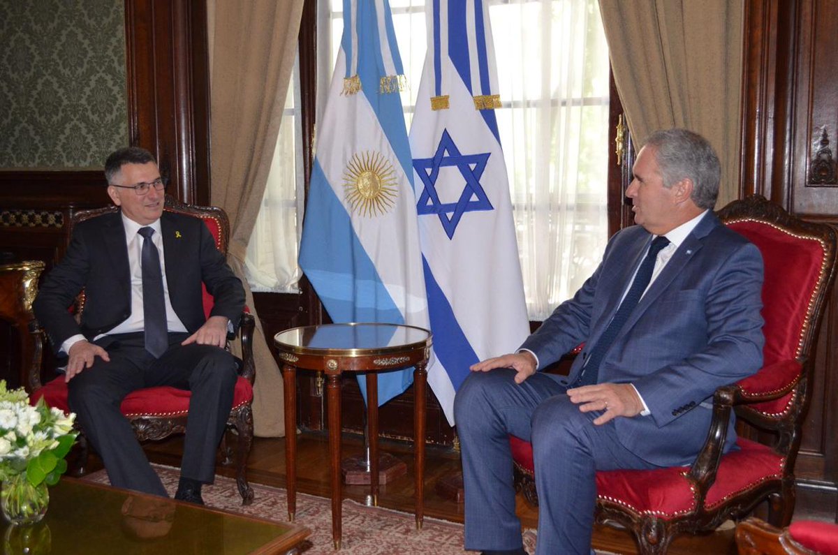 El canciller Sa’ar inició su visita oficial a la Argentina. Pablo Quirno: “Estamos trabajando en una nueva visita oficial del presidente Milei para concretar el traslado de la Embajada” identidades.com.ar/el-canciller-s… <a href="/gidonsaar/">Gideon Sa'ar | גדעון סער</a> <a href="/pabloquirno/">Pablo Quirno</a> <a href="/netanyahu/">Benjamin Netanyahu - בנימין נתניהו</a> <a href="/JMilei/">Javier Milei</a> <a href="/axelwahnish/">Axel Wahnish</a>