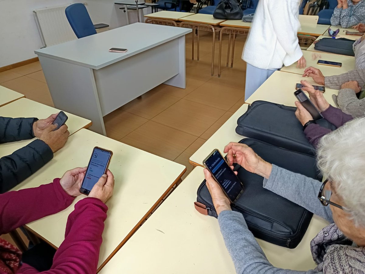 CepaElCamino's tweet image. En la 2ª sesión con Adela de @cyldigital 👩‍🏫 el alumnado de #Informática 💻 de #Tardelcuende ha instalado la Clave Pin 🔑 en su móvil 📱 y ha accedido a la Carpeta del ciudadano 📂 para ver información suya sobre títulos, salud, vehículos, vivienda...
@Tardelcuendenws @CFIEdeSoria