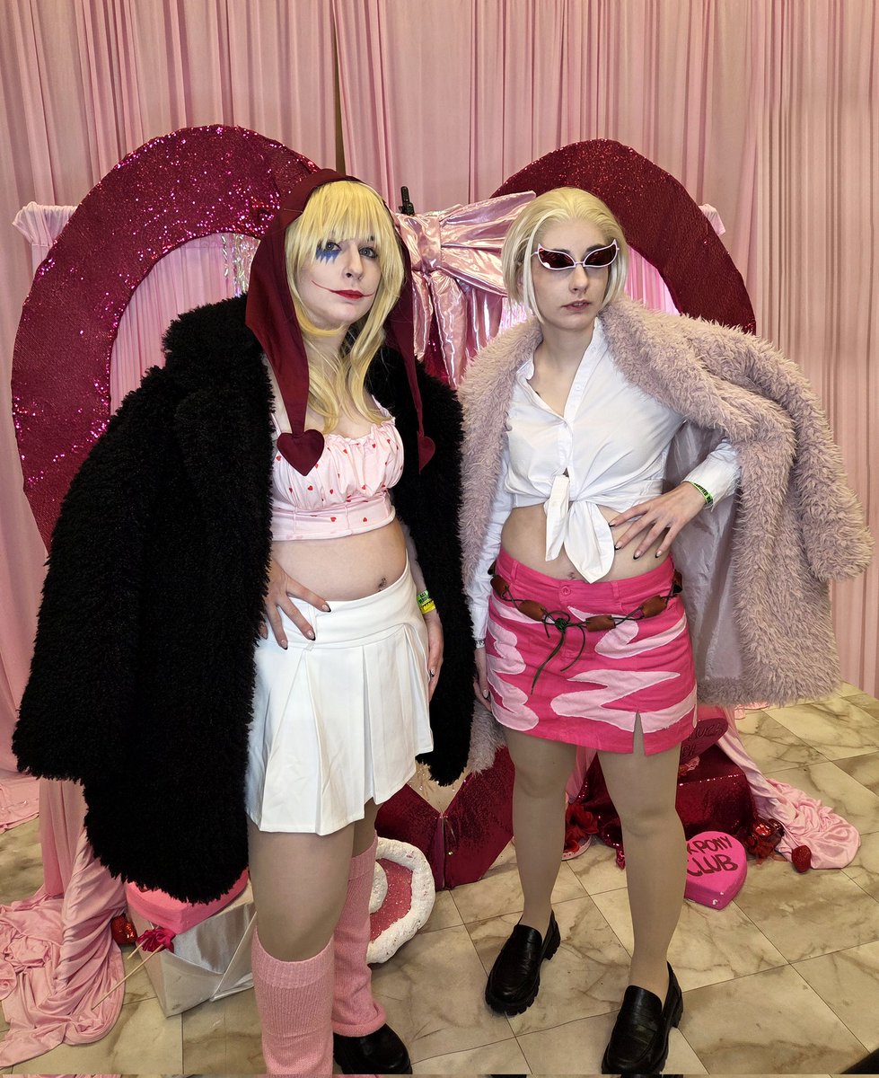 FaeAccord's tweet photo. ♥️ Donquixote Family ♥️

I couldn't get it out of my head to cosplay a fem Doflamingo cause I thought the fit would go hard, and it did! We were all serving very good looks. 

Doffy: @FaeAccord
Cora: @EinsAccord

📸: @LunyaTear

#onepiececosplay #onepiece #cosplay https://t.co/0nvVdFjybZ