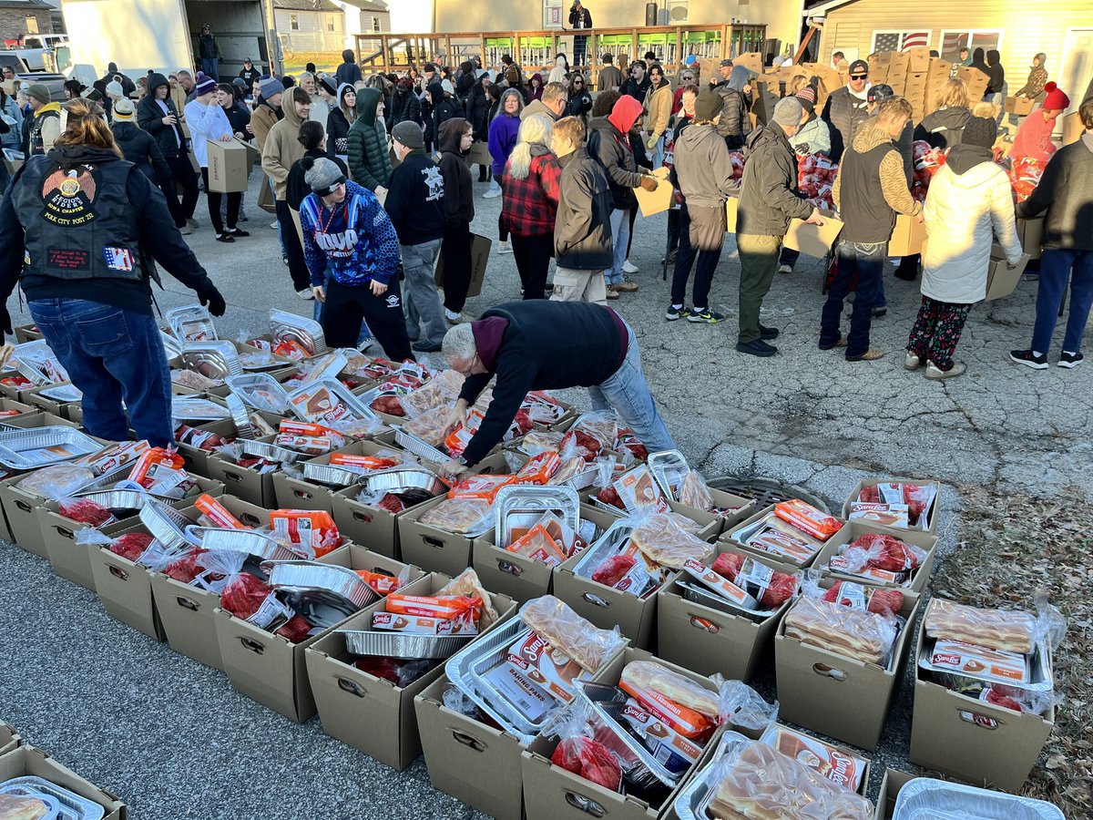 AmericanLegion's tweet image. "We’re just glad to help the people who need it."
For decades, #LegionFamily members have set aside their own plans to assist others at #Thanksgiving, including providing for those who may be alone or facing #FoodInsecurity. 
It's no different this year. legion.org/information-ce…