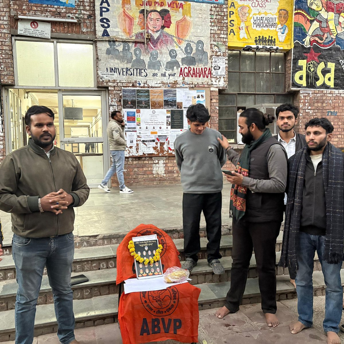 abvpjnu's tweet photo. ABVP JNU pays homage to the braveheart who sacrifice themselves for the nation by saving thousands during 26/11 attack. https://t.co/uwH6ArTPHq