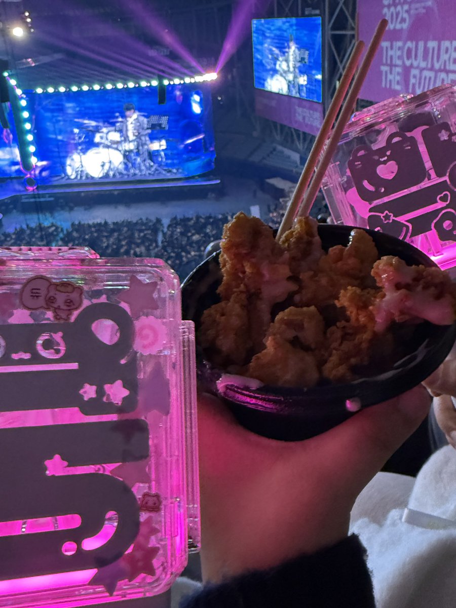 nynynekoneko's tweet image. 4층에서관람하는데
옆자리분들이배고프지않냐고
갑자기가방에서엽떡과치킨꺼내더니
나눠주심