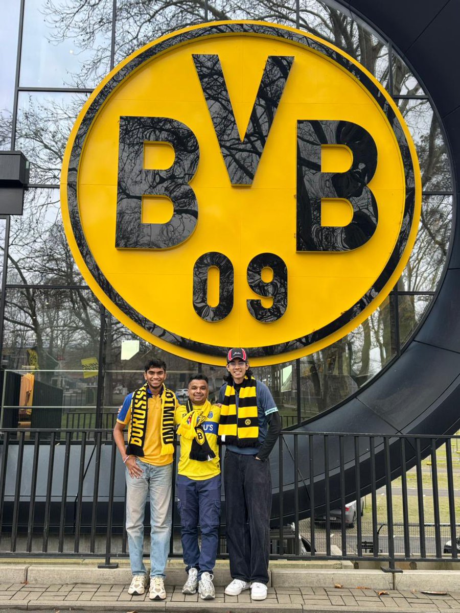 blasters_army's tweet image. From Blasters Army’s💛💙 West Stand To Black &amp;amp; Yellow’s 💛🖤 North Stand 
🇮🇳🇩🇪 

Our overseas representative Varah makes his appearance at the UCL night in Germany! ⚽️🔥
.
#Keralablastersarmy #Keralablasters #Borrusiadortmund #Blackandyellow